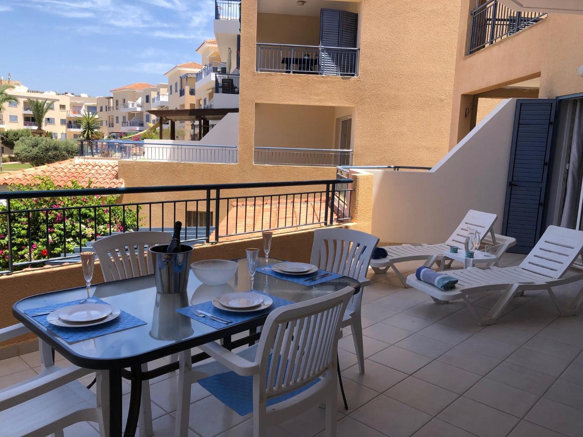 Kings Palace - Stylish 2 Bed Apartment With Sea Views Пафос Екстериор снимка