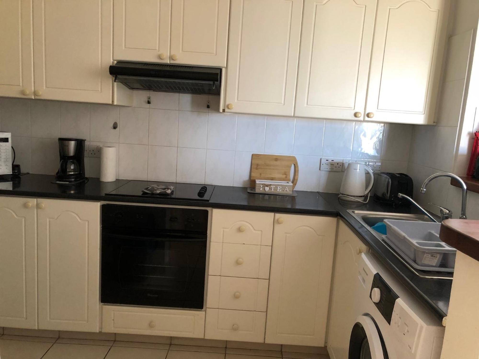 Kings Palace - Stylish 2 Bed Apartment With Sea Views Пафос Екстериор снимка
